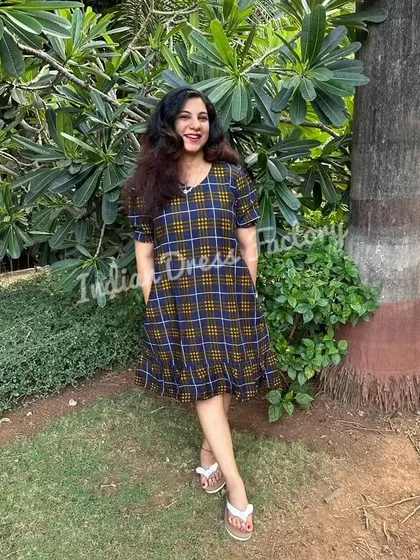 A simple yet chic checkered cotton dress I made, complete with pockets for convenience. This is the kind of comfy, made-to-measure outfit that you can wear all day long.