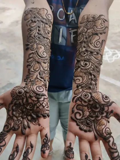 A flowing Arabic-inspired design that covers the arms with beautiful swirls, paisleys, and floral elements. This style is both elegant and bold.