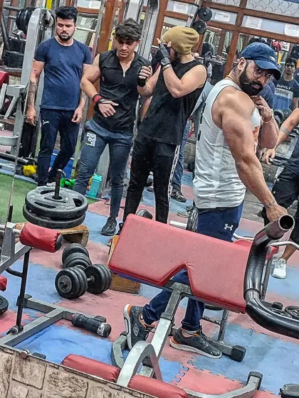 Tracking progress in the gym mirror. As a coach, I train you to see the subtle changes in your physique week by week, keeping you motivated and on track.