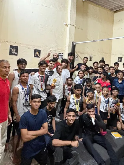 The whole Califit family gathered after a successful in-house competition day. It's moments like these that build our strong community bond.