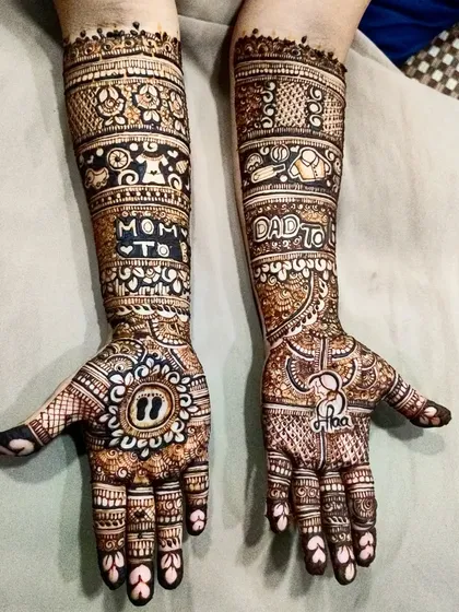 Another take on baby shower henna, this time with "Mom to be" and "Dad to be" text and tiny baby feet.