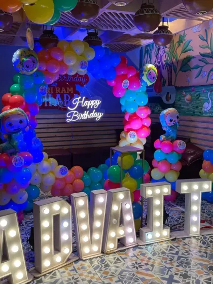 The complete Cocomelon setup, ready for the birthday boy and his friends. I make sure every detail, from the balloons to the lighting, fits the theme perfectly.