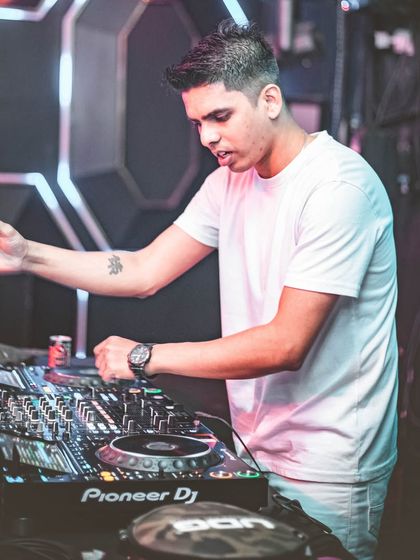 The Vibe: On The Decks & On The Floor photo 48