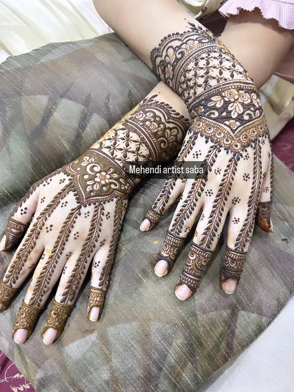 A beautiful hathphool design that mimics hand jewelry. The leafy vines on the fingers are connected to an intricate wrist cuff.