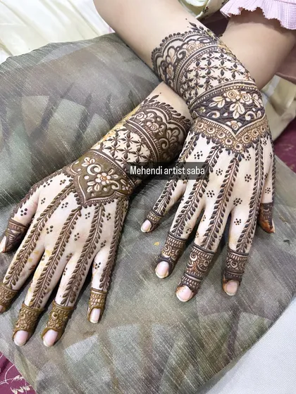 Another view of the elegant hathphool design, showing how it beautifully adorns both hands.