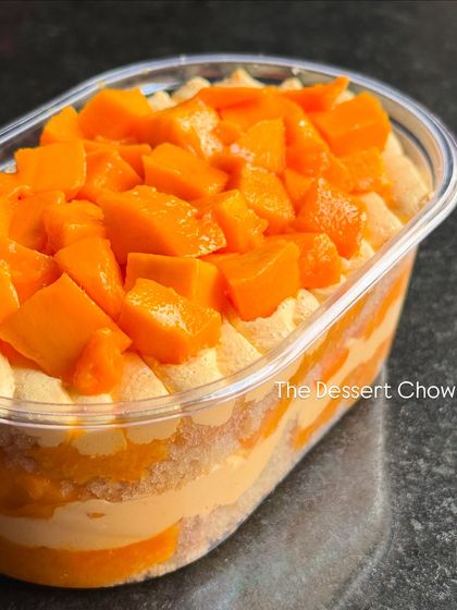 Another look at the Fresh Mango Cake Tub, showing its convenient and travel-friendly packaging.