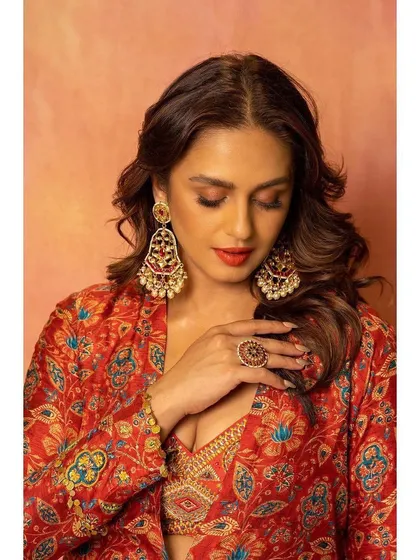 A beautiful close-up of this Label Anushree ensemble, perfect for Diwali. The red printed jacket and bustier paired with heavy traditional earrings create a festive and fiery look.
