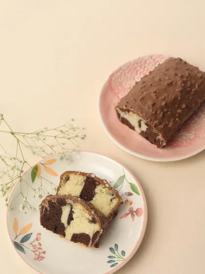 Can’t decide between chocolate or vanilla? Have both with our beautifully swirled Marble Cake, also available with a crunchy chocolate coating.