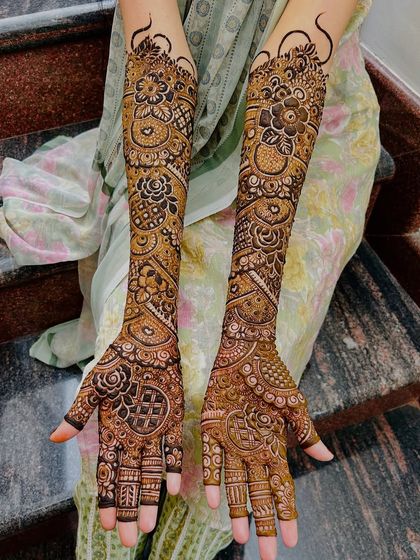 A beautiful full-arm bridal design, perfect for a traditional wedding. The patterns are intricate and the coverage is flawless.