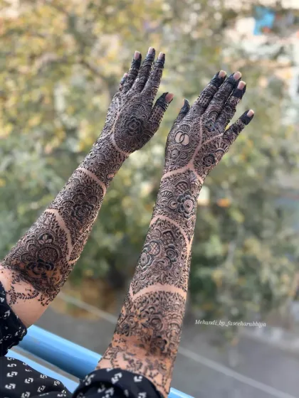 Another shot of Nabeela's engagement henna, with the outdoor lighting highlighting the fresh paste.