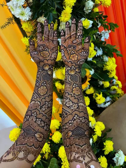 The full view of Mariam's stunning bridal mehendi.