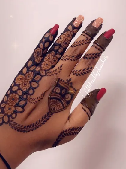 A simple yet striking design on the back of the hand, perfect for Diwali or any festive occasion.
