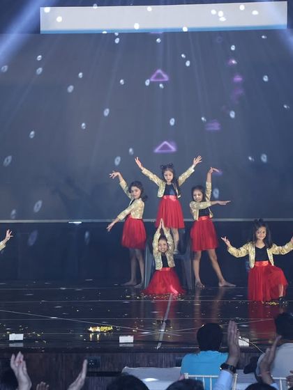 The final pose of the "Dance ka Bhoot" performance, with the kids showing off their star quality.