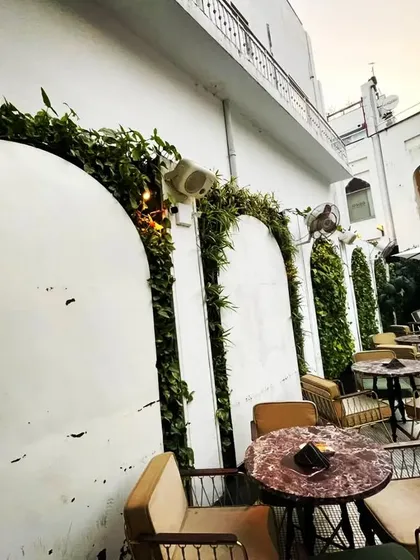 We had the pleasure of enhancing the ambiance at Diablo restaurant. This project involved integrating natural green walls along the arched architecture, creating an elegant and organic dining experience that complements the historic surroundings.