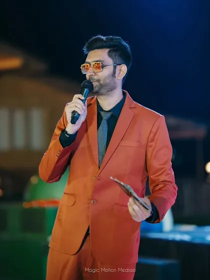 When the wedding theme is cosmic, the anchor must take the event to the stars. This orange suit was perfect for the occasion.