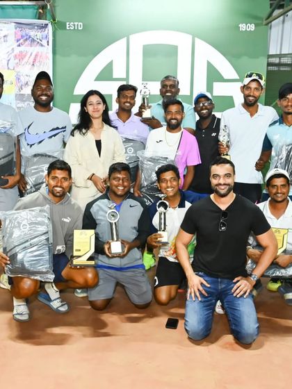 The team behind the champions. A group photo of the coaches and winners after the semi-finals of the Coaches Doubles tournament, celebrating a well-fought competition.
