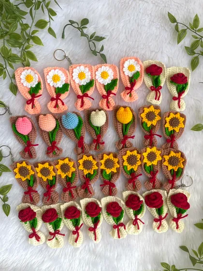 These tiny bouquet keychains are one of the cutest things I make. This picture shows a whole family of them, with miniature daisies, roses, sunflowers, and tulips. They are wonderful as party favors, return gifts, or just a little charm for your bag.