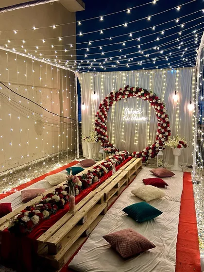 I can transform any space, even a rooftop, into a cozy and magical celebration area. This setup features a fairy light canopy, a floral ring backdrop, and low seating for an intimate Mehndi or Sangeet night under the stars. It’s perfect for making your home feel like a proper Shaadi Wala Ghar.