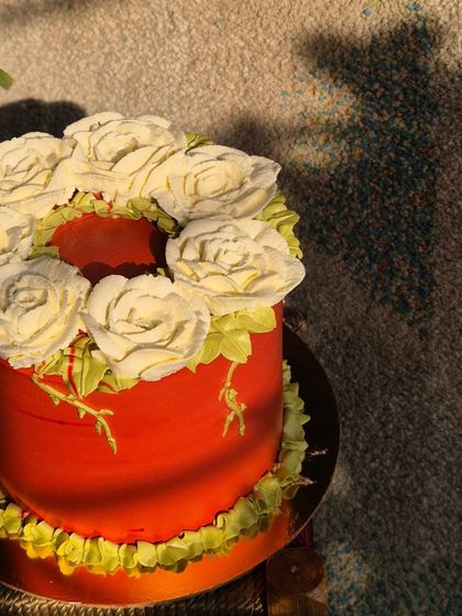 The shadows of the evening sun falling on this floral cake make it look even more artistic.