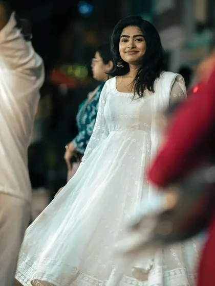 A candid shot from the Kadalekai Parishe fair. The makeup is light and fresh, perfect for a casual evening.