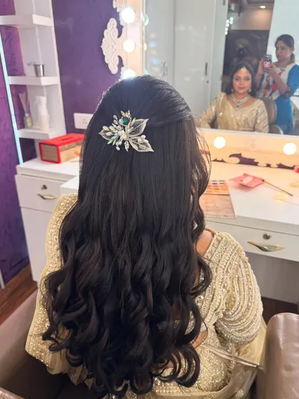 Another angle of Prithivi's reception hairstyle, showing her reflection in the mirror. This gives a glimpse of the full look coming together.