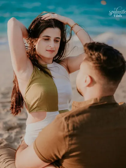 The sea breeze, the golden light, and a candid moment of affection. For this Dubai pre-wedding session, we let the couple just be themselves. Her natural gesture, his focused gaze, it’s these small, real interactions that create the most beautiful and authentic portraits.