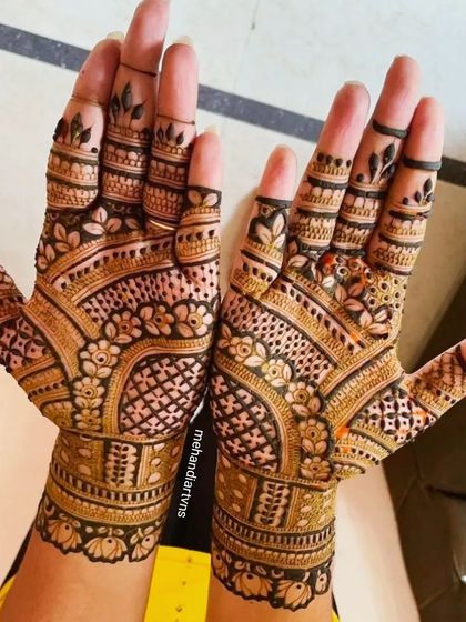 A beautiful back-hand design that is intricate but leaves some skin showing. This is a great option for bridesmaids or for a sangeet function.