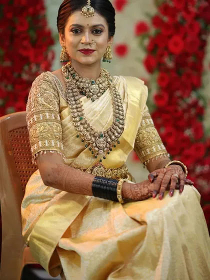 A stunning bride looking elegant and poised. She chose a beautiful antique Nagas set with a detailed choker and a matching long haram for her wedding day.