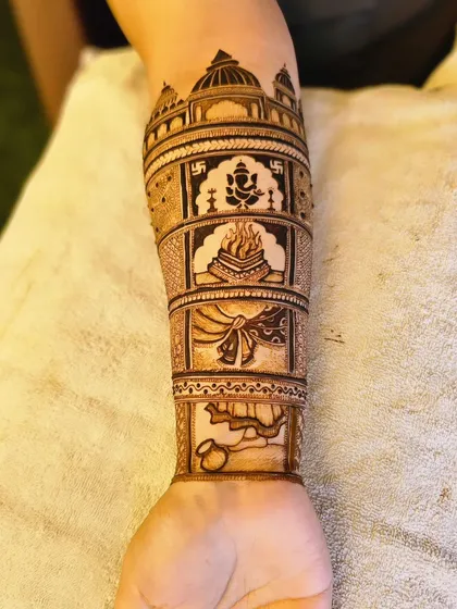 This arm design is a story of wedding rituals. It features panels with Lord Ganesha for blessings, the sacred fire (agni), the tying of the knot (gathbandhan), and the doli.