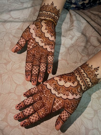 A classic full-hand design with a scalloped border and a mix of paisley and net patterns.