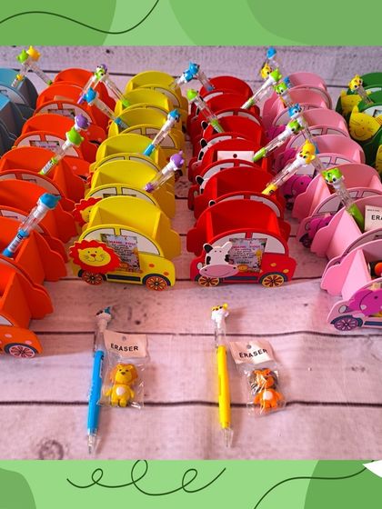 Here you can see the contents of the jungle pen stand hampers, including the car-shaped stand and assorted animal-themed pencils and erasers.