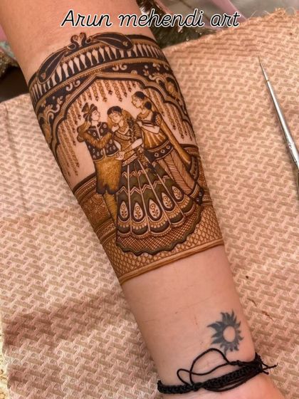 A beautiful portrait of a bride with her sisters or friends, a lovely way to include the bridesmaids in the mehendi.