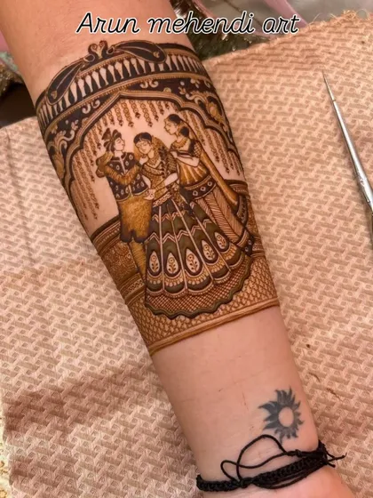 A beautiful portrait of a bride with her sisters or friends, a lovely way to include the bridesmaids in the mehendi.