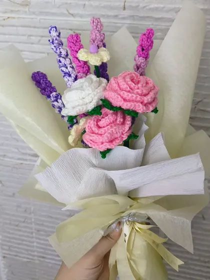 I love combining different textures and colors in our mixed bouquets. This one features soft pink crochet roses and vibrant lavender stems, all wrapped up and ready to bring joy. It’s a wonderful choice for birthdays, anniversaries, or just because.