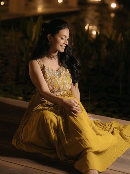 Another shot of this minimal mehendi look. The soft waves and simple makeup are perfect for a bride who prefers an understated style.