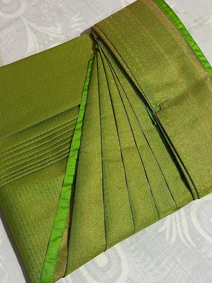A simple yet elegant green cotton silk saree, perfectly pleated. This is ideal for workwear or small functions.