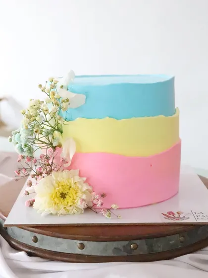 Another angle of the cheerful three-color pastel cake.