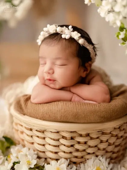 The classic 'head in hands' pose is a favorite for a reason. It perfectly shows off your baby's peaceful, sleepy face. We achieve this look safely using composite editing, ensuring your baby is always supported and comfortable.