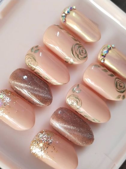 This engagement special set combines multiple techniques I love. It features a soft cat eye effect, hand-painted roses, glitter accents, and rhinestones for a truly unique and celebratory look.