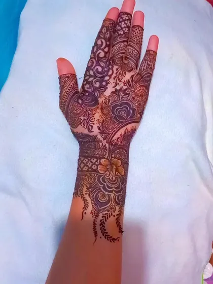 The completed look of a heavy bridal sider design, covering the entire hand and wrist with a beautiful flow of patterns.