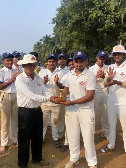 Hashim Sayyed receiving his Man of the Match trophy for a great all-round performance of 24 runs and 3 wickets.