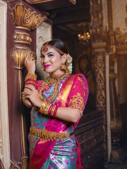 A regal pose in a palace-like setting, this model wears a colourful silk saree and a full set of our rental temple jewellery.