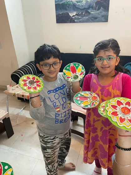Celebrating Diwali with a splash of color! These talented kids are showing off the beautiful Lippan art tea light holders they made. It’s a perfect festive craft to light up the home.