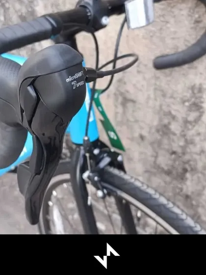 The bike features a Microshift 7 speed shifter paired with a Shimano Tourney rear derailleur. This combination provides a reliable and smooth shifting experience for new riders.