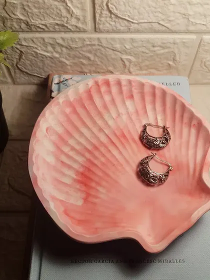Our clam shell dish in a peachy white marble finish, a soft and beautiful piece for your jewelry.