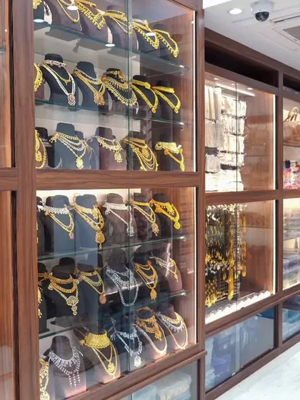 Our display cases are filled with a dazzling collection of necklaces and fashion accessories. We have arranged everything so you can easily find the perfect piece for your style, from traditional to modern.