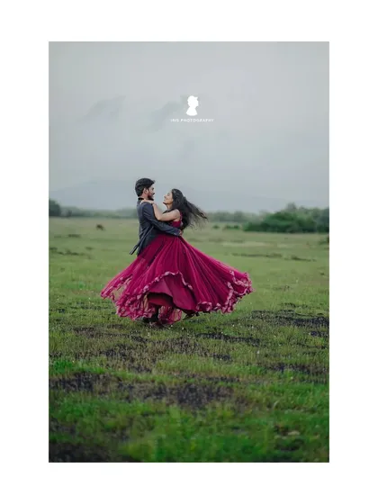I love capturing those movie-like moments. This pre-wedding shoot in an open field shows a couple lost in their own world, creating a memory that feels both grand and intimate.