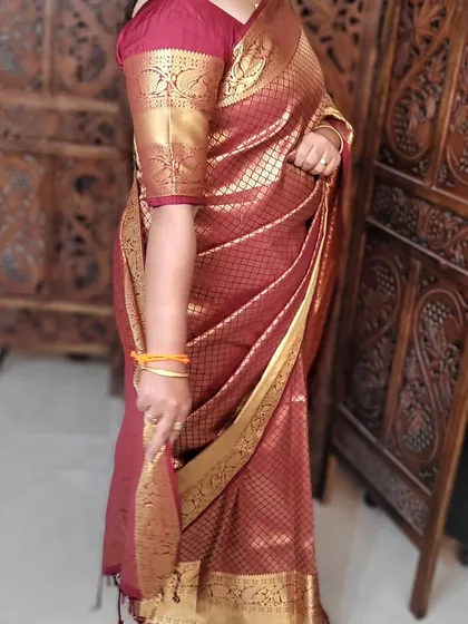 Student Aditi did a wonderful job in her 90-minute self-draping session. Here she is practicing the open pallu style with a heavy silk saree.