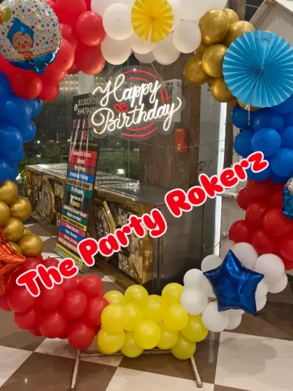 A balloon ring in primary colors (red, yellow, blue) with star accents, designed as a photo booth for a carnival-themed party.