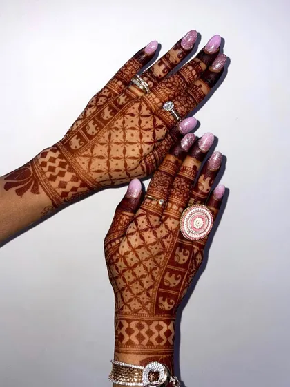 The beauty of a rich, dark henna stain. This jaal pattern looks absolutely stunning after the paste has been removed, showcasing the quality of the natural henna.